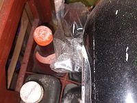 Lot 406 - drank en wijn in bak - afbeelding 5 van  5