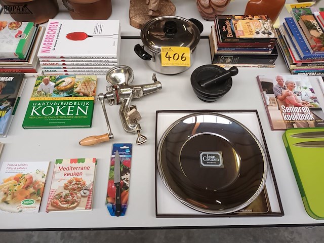 Lot 406 - kookboeken en keukengerei. 55 stuks - afbeelding 1 van  7