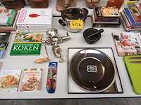 Lot 406 - kookboeken en keukengerei. 55 stuks - afbeelding 1 van  7