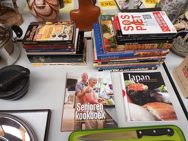 Lot 406 - kookboeken en keukengerei. 55 stuks - afbeelding 2 van  7