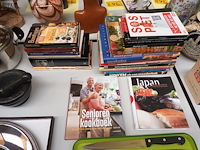 Lot 406 - kookboeken en keukengerei. 55 stuks - afbeelding 2 van  7