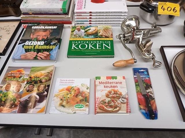 Lot 406 - kookboeken en keukengerei. 55 stuks - afbeelding 7 van  7