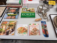 Lot 406 - kookboeken en keukengerei. 55 stuks - afbeelding 7 van  7