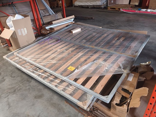 Lot 406 - lattenbodems en montagemateriaal - afbeelding 1 van  5