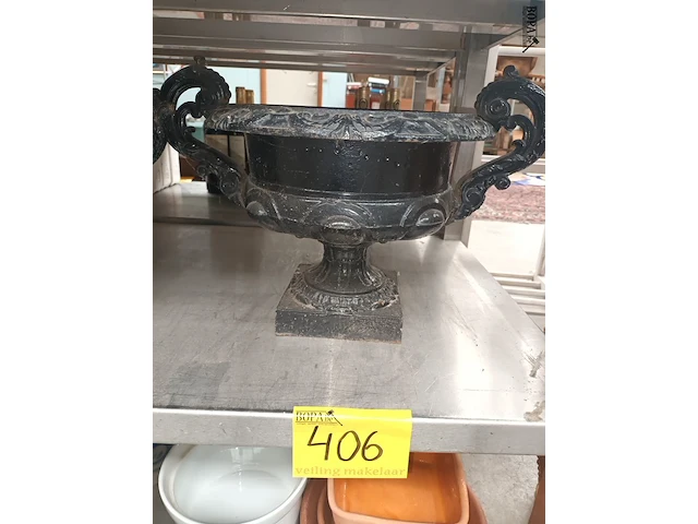 Lot 406 - tuinvaas in gietijzer - afbeelding 1 van  4