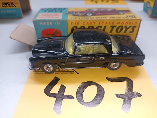 Lot 407 - corgi toys mercedes benz - afbeelding 1 van  3