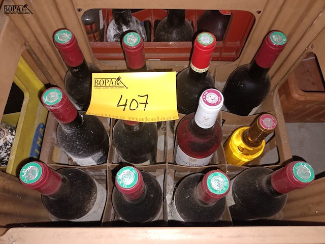 Lot 407 - wijnflessen in bak - afbeelding 1 van  5