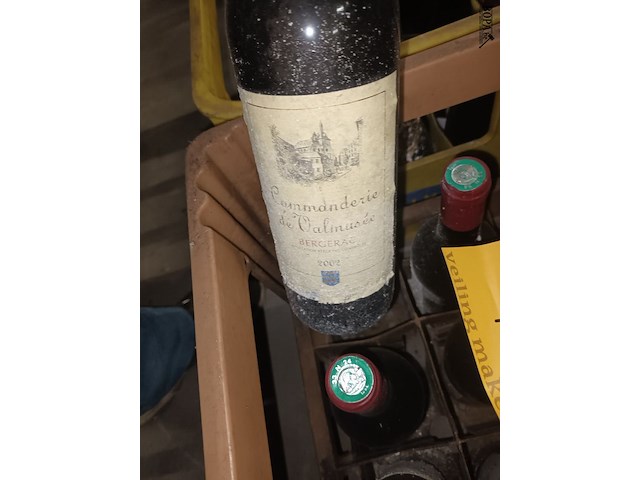 Lot 407 - wijnflessen in bak - afbeelding 2 van  5