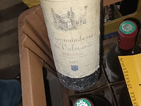 Lot 407 - wijnflessen in bak - afbeelding 2 van  5