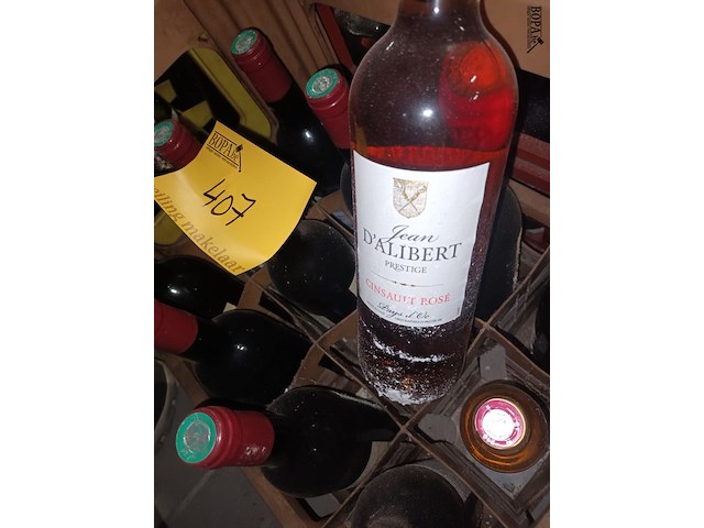 Lot 407 - wijnflessen in bak - afbeelding 3 van  5