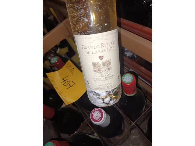 Lot 407 - wijnflessen in bak - afbeelding 4 van  5