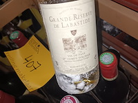 Lot 407 - wijnflessen in bak - afbeelding 4 van  5