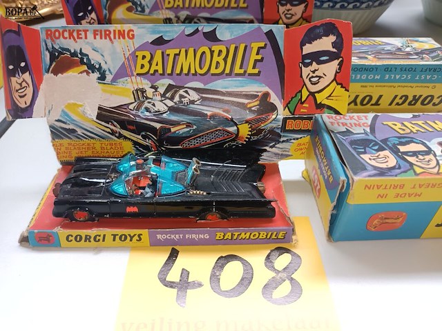 Lot 408 - corgi toys batmobile. 2 stuks - afbeelding 2 van  4