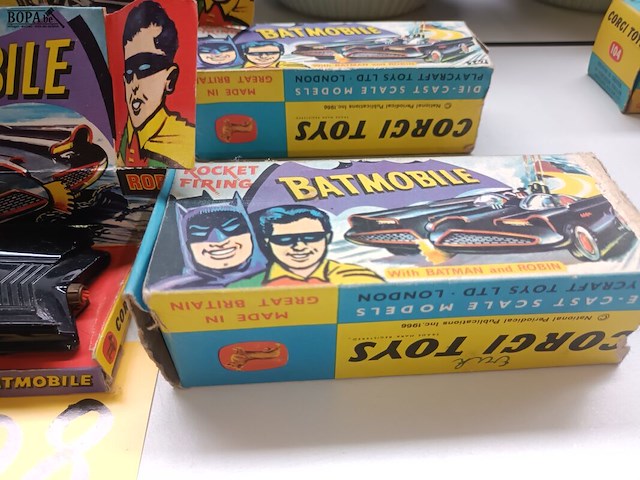 Lot 408 - corgi toys batmobile. 2 stuks - afbeelding 3 van  4