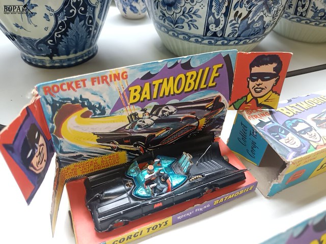 Lot 408 - corgi toys batmobile. 2 stuks - afbeelding 4 van  4
