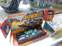 Lot 408 - corgi toys batmobile. 2 stuks - afbeelding 4 van  4