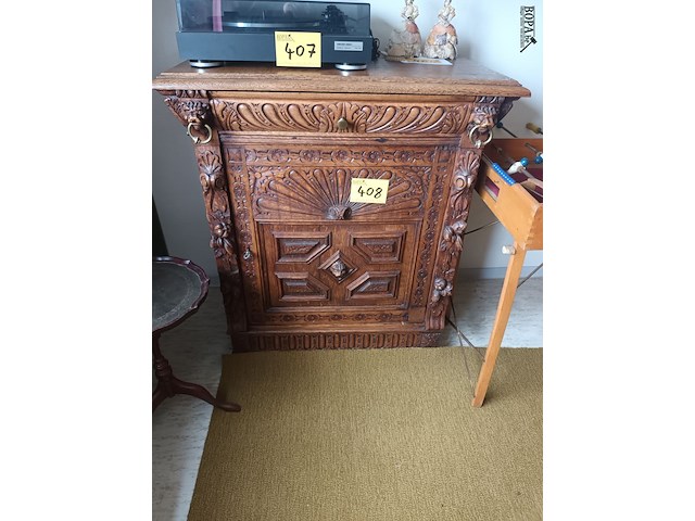 Lot 408 - mechelse kast - afbeelding 1 van  5