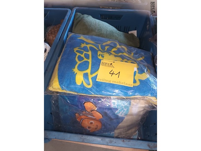 Lot 41 - badhanddoeken, plaid en deken. 4 stuks - afbeelding 1 van  3