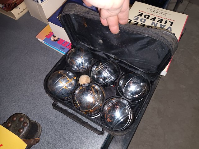 Lot 41 - boeken, kaarten en petanque ballen - afbeelding 3 van  5