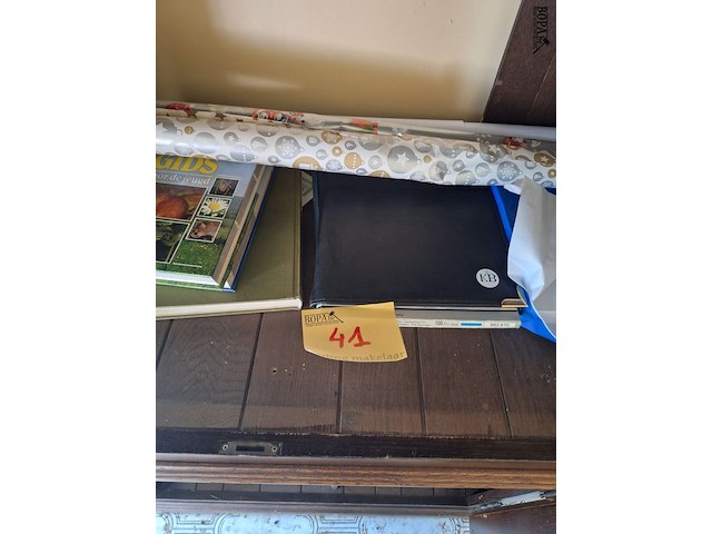Lot 41 - boeken, mappen, verpakpapier. 10 stuks - afbeelding 1 van  3