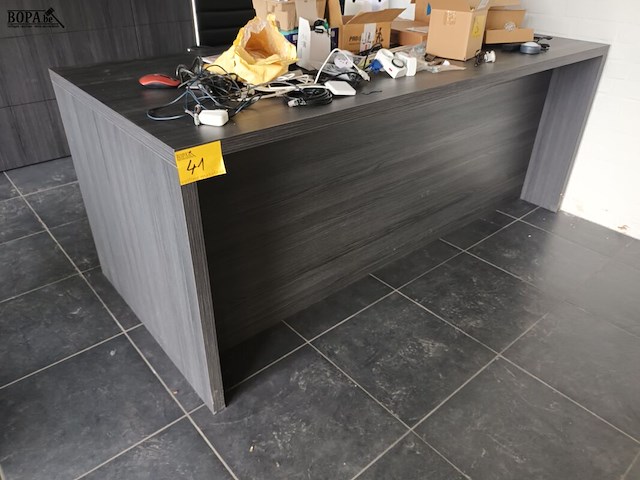 Lot 41 - grijze bureau - afbeelding 1 van  2