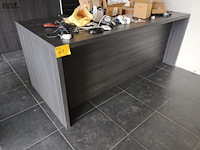 Lot 41 - grijze bureau - afbeelding 1 van  2
