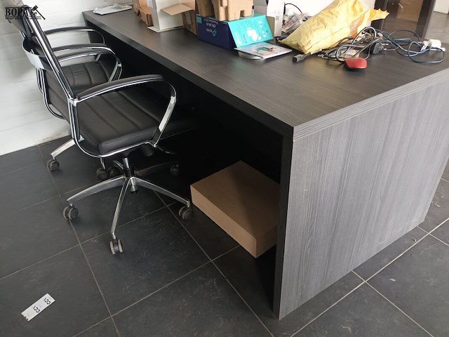 Lot 41 - grijze bureau - afbeelding 2 van  2