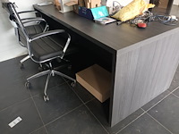 Lot 41 - grijze bureau - afbeelding 2 van  2