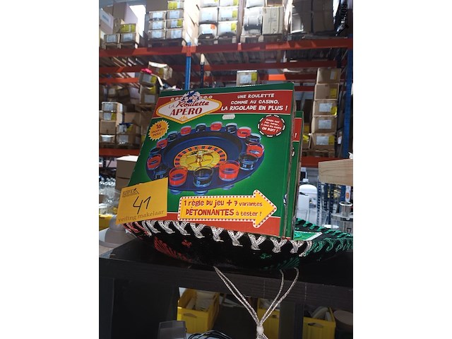 Lot 41 - hoeden en drankspelletjes - afbeelding 1 van  2