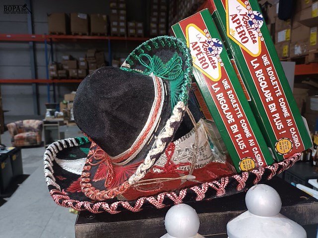 Lot 41 - hoeden en drankspelletjes - afbeelding 2 van  2