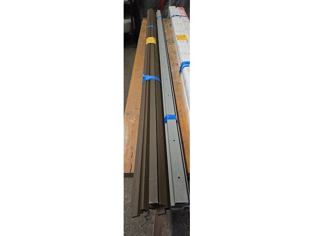 Lot 41 - kabelgoten grijs 4 stuks en bruin ong 18 stuks - afbeelding 1 van  2