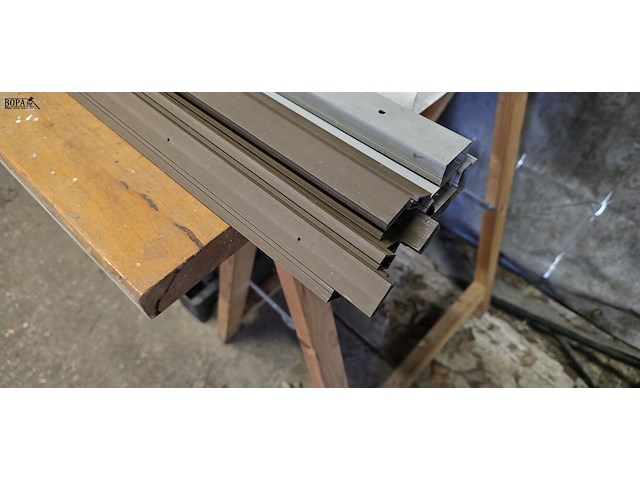 Lot 41 - kabelgoten grijs 4 stuks en bruin ong 18 stuks - afbeelding 2 van  2