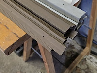 Lot 41 - kabelgoten grijs 4 stuks en bruin ong 18 stuks - afbeelding 2 van  2