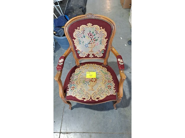 Lot 41 - klassieke fauteuil in louis xv- stijl sierlijk houten frame - afbeelding 1 van  2