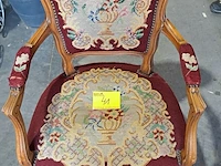 Lot 41 - klassieke fauteuil in louis xv- stijl sierlijk houten frame - afbeelding 1 van  2