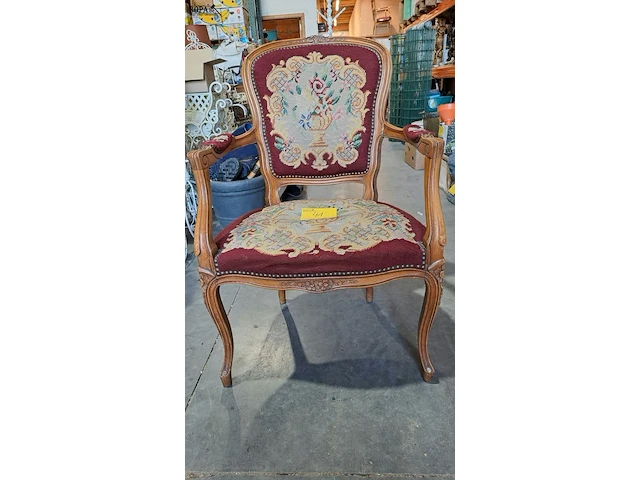 Lot 41 - klassieke fauteuil in louis xv- stijl sierlijk houten frame - afbeelding 2 van  2
