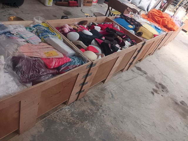 Lot 41 - kledij, linnen, stoffen, schoenen - afbeelding 1 van  7