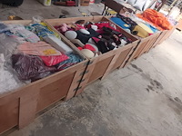 Lot 41 - kledij, linnen, stoffen, schoenen - afbeelding 1 van  7