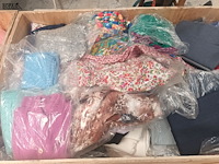 Lot 41 - kledij, linnen, stoffen, schoenen - afbeelding 2 van  7