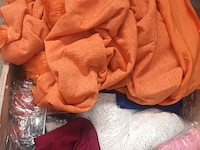 Lot 41 - kledij, linnen, stoffen, schoenen - afbeelding 3 van  7