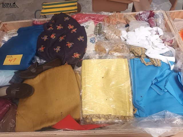 Lot 41 - kledij, linnen, stoffen, schoenen - afbeelding 4 van  7