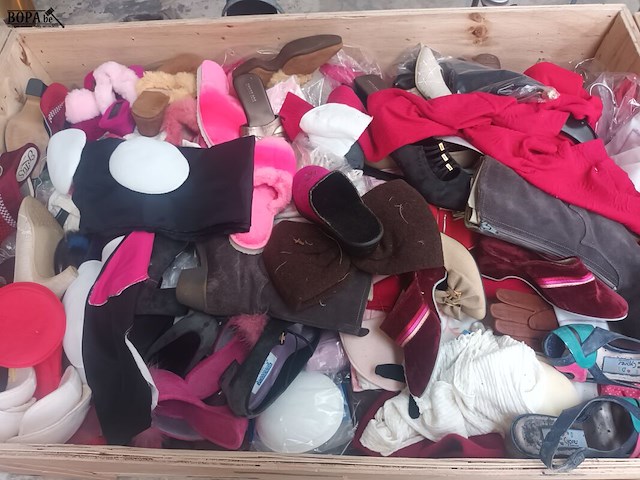 Lot 41 - kledij, linnen, stoffen, schoenen - afbeelding 5 van  7