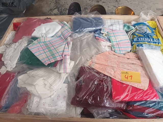 Lot 41 - kledij, linnen, stoffen, schoenen - afbeelding 6 van  7