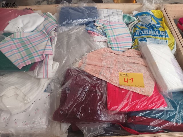 Lot 41 - kledij, linnen, stoffen, schoenen - afbeelding 7 van  7