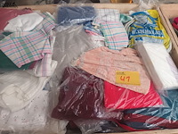 Lot 41 - kledij, linnen, stoffen, schoenen - afbeelding 7 van  7