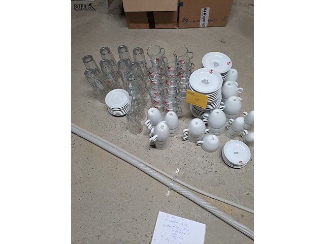 Lot 41 - koffieservies rode pelikaan - afbeelding 1 van  2