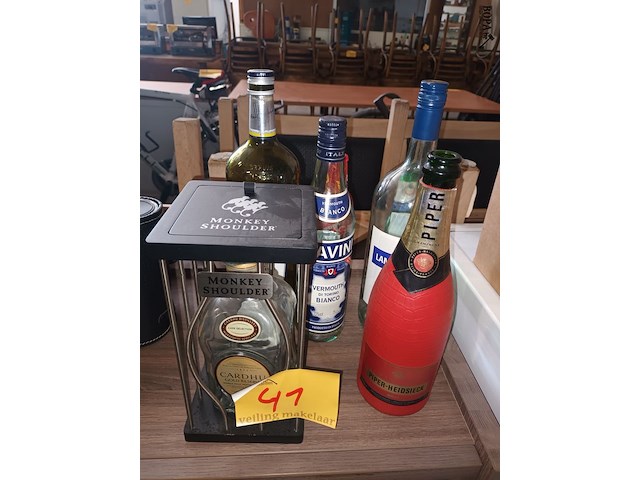 Lot 41 - lege verzamelflessen. 7 stuks - afbeelding 1 van  3