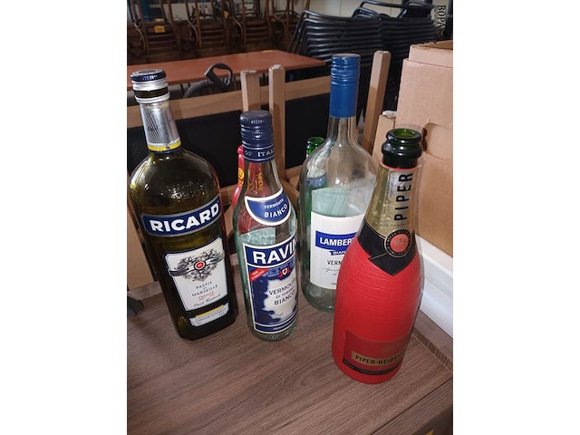 Lot 41 - lege verzamelflessen. 7 stuks - afbeelding 3 van  3