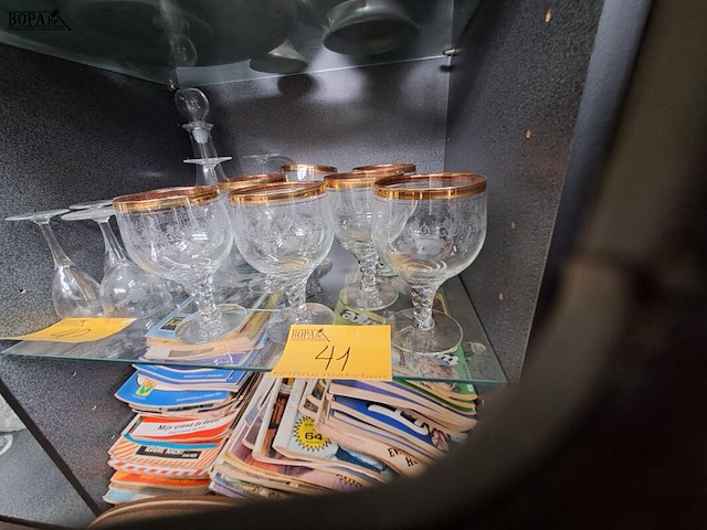Lot 41 - lot set vintage bierglazen voor bruin bier met gouden rand - afbeelding 1 van  3