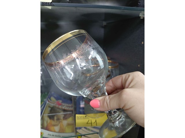 Lot 41 - lot set vintage bierglazen voor bruin bier met gouden rand - afbeelding 2 van  3
